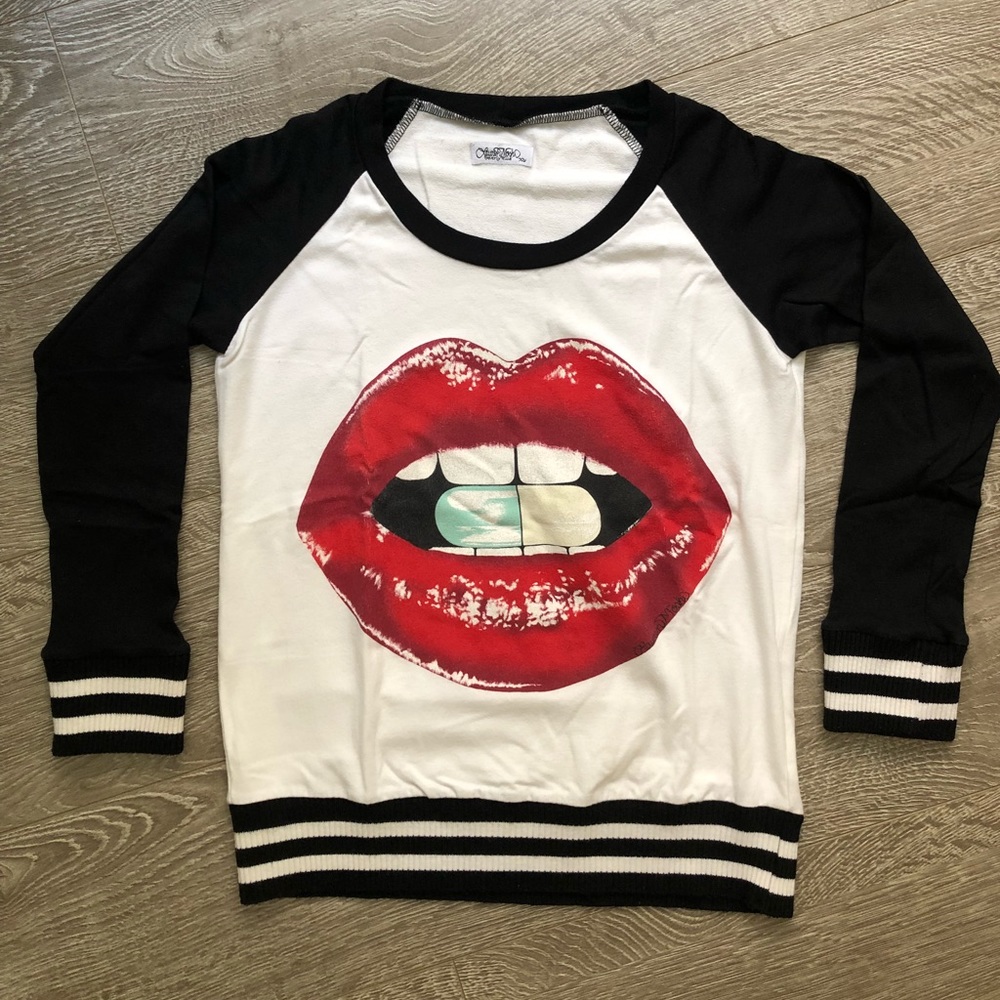 Lauren Moshi long sleeve lip sweatshirt